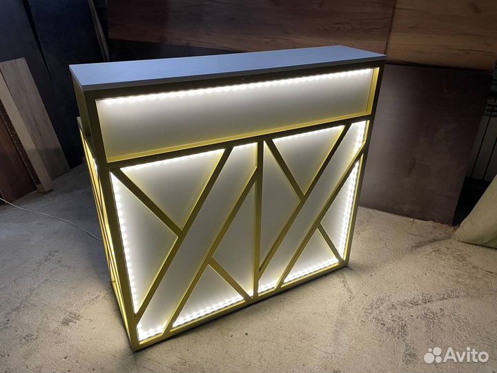 Ресепшен бело-золотой