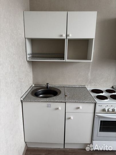 Кухонный гарнитур и электрическая плита