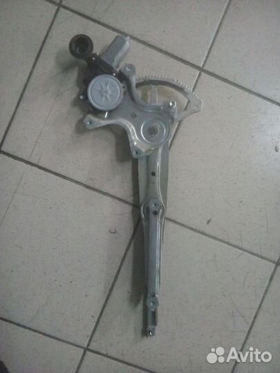 Стеклоподьемник передний Rav 4