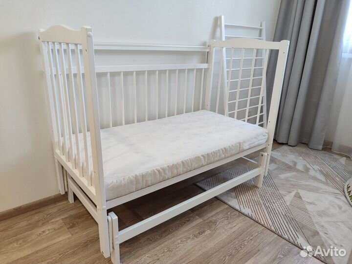 Детская кроватка с маятником белая