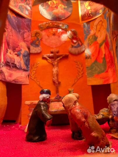 Храм сделанный из желудей, с подсветкой и иконами