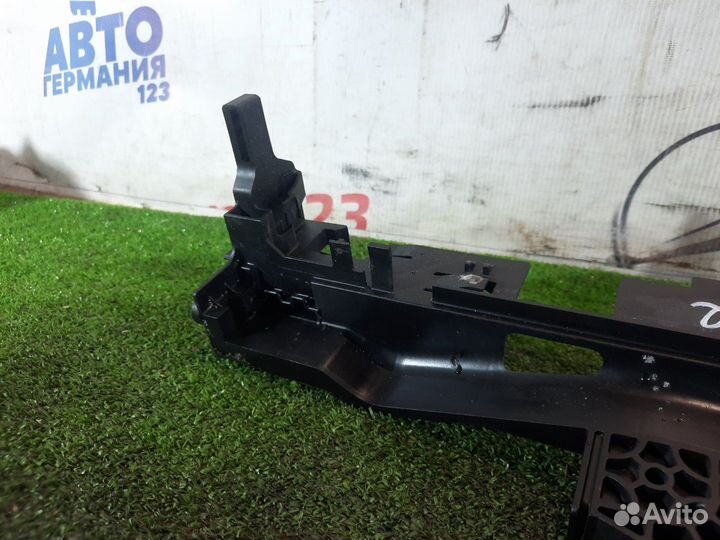 Кронштейн радиатора левый Mercedes C200 W205