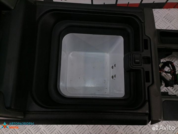 Подлокотник Land Rover Discovery 3 2006 LR016757