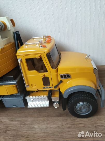 Bruder автокран Mack Granite Liebherr