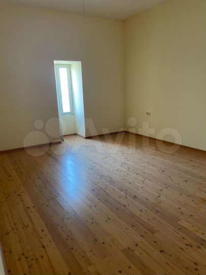 Свободного назначения, 350 м² и 5 офисных помещени