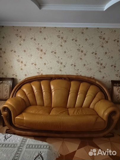 Кожаный диван