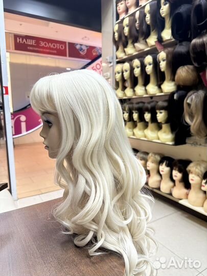 Парик волнистый искусственный