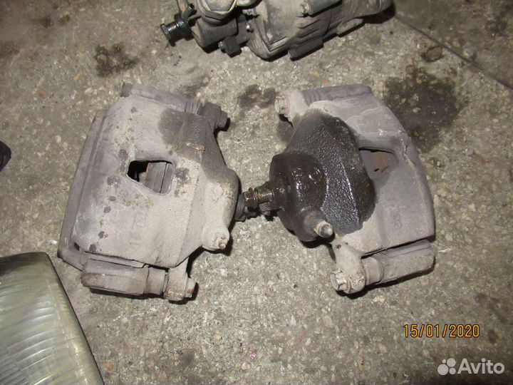 Суппорт тормозной передний Ниссан Блюберд 94 г