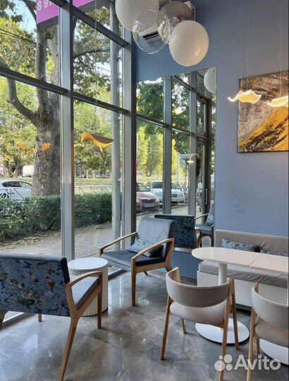 Стулья и кресло для кафе