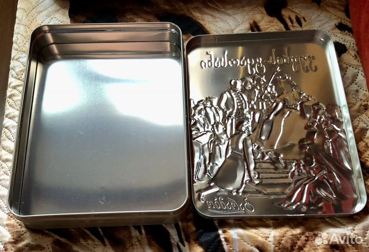 Металлическая коробка