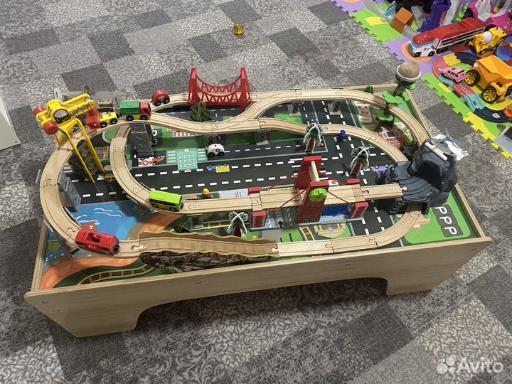Деревянная железная дорога со столом