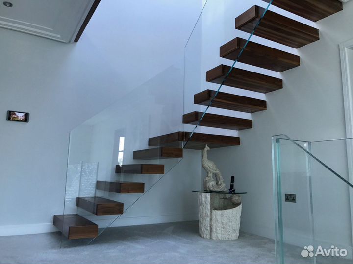Стеклянное ограждение лестницы