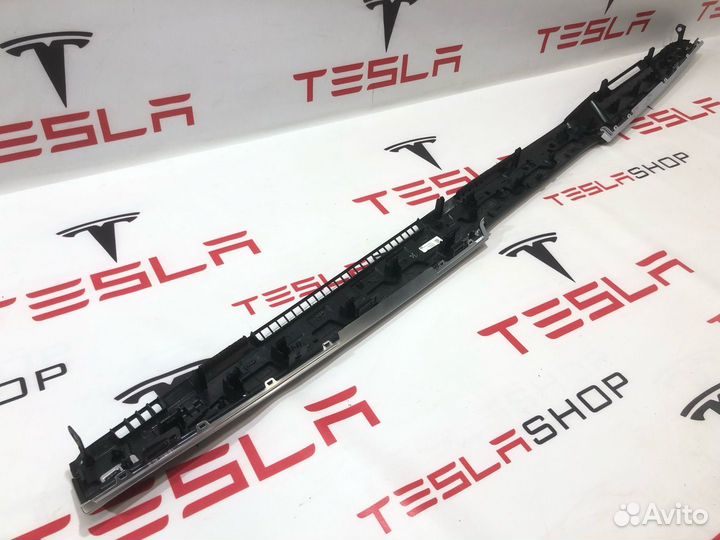 Декоративная накладка торпедо верхняя Tesla