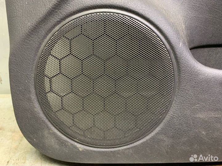 Обшивка двери передней правой Volkswagen Golf