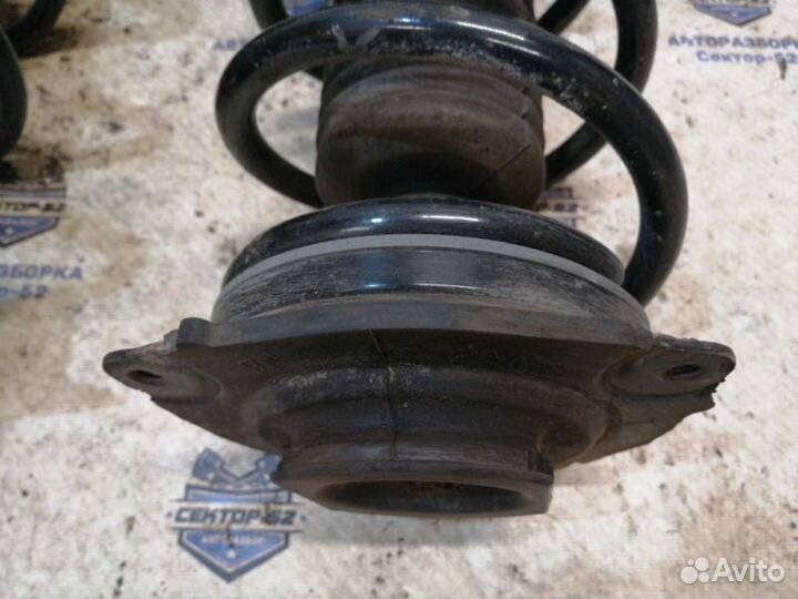 Стойка подвески передняя Nissan Juke F15