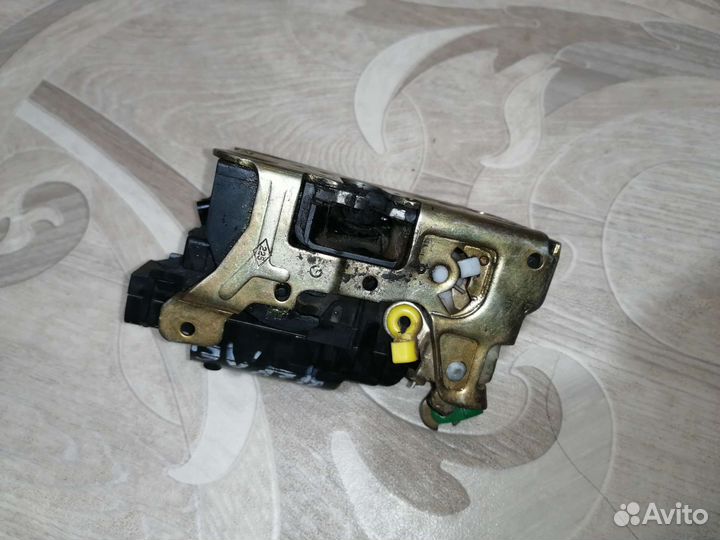 Замок передней левой двери рено кенгу 1