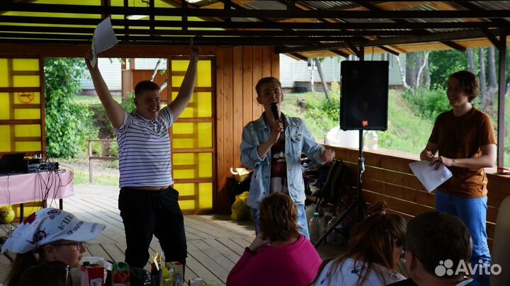 Ведущий с программой в стиле тв-шоу. Экономично