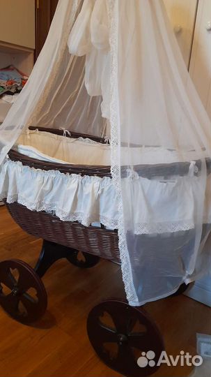 Колыбель из лозы на колёсах