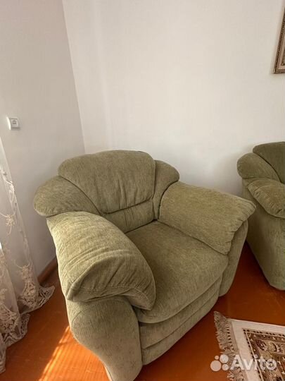 Диван с двумя креслами