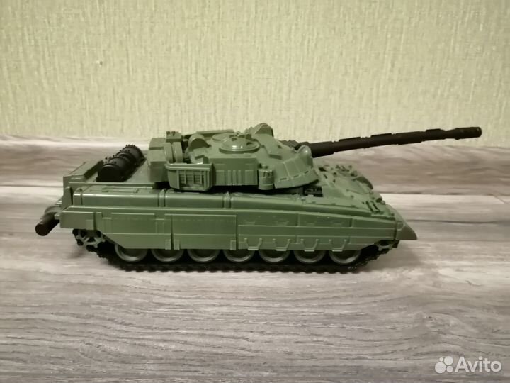 Игрушечный танк