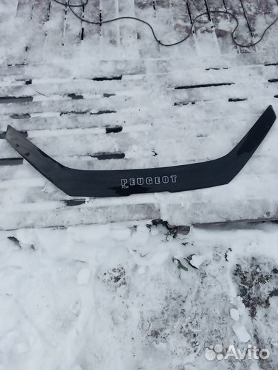 Дифлектор на капот