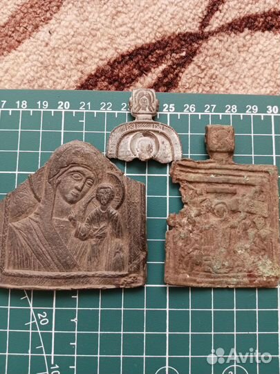 Фрагменты литых икон
