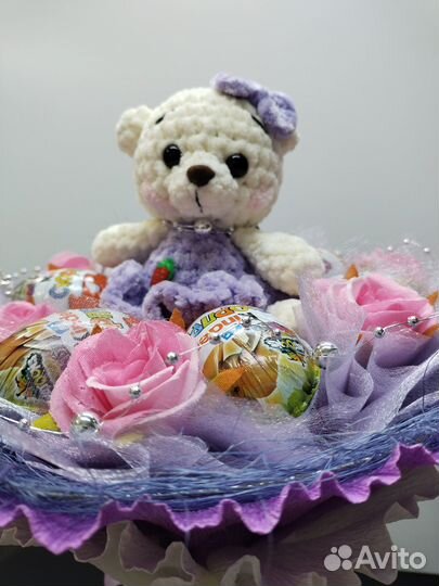 Детский букет из киндер-сюрпризов и игрушки