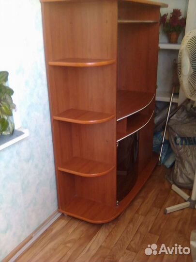 Полка под аппаратуру. В низу стеклянный бар