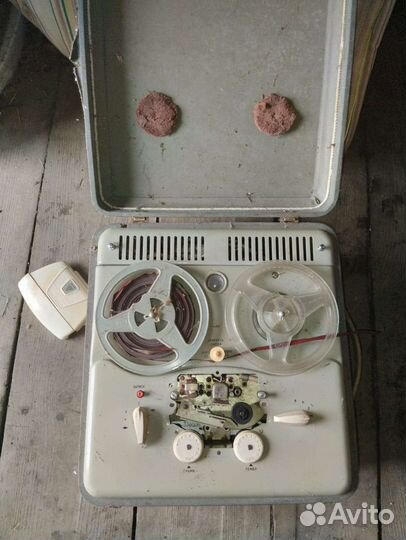 Книги, магнитофон на ленте СССР