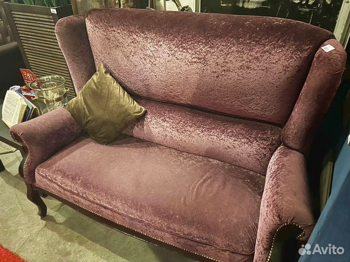 Диван в классическом стиле из велюра