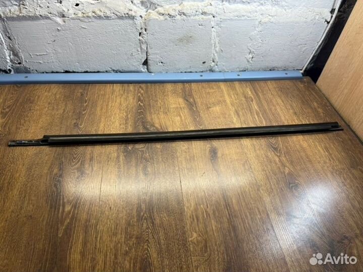 Молдинг стекла передний левый Nissan Note хэтчбек