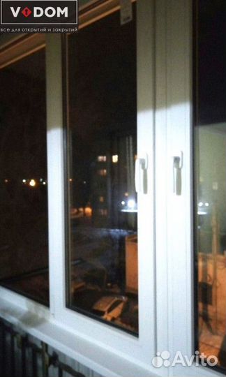Пластиковая балконная дверь с окном