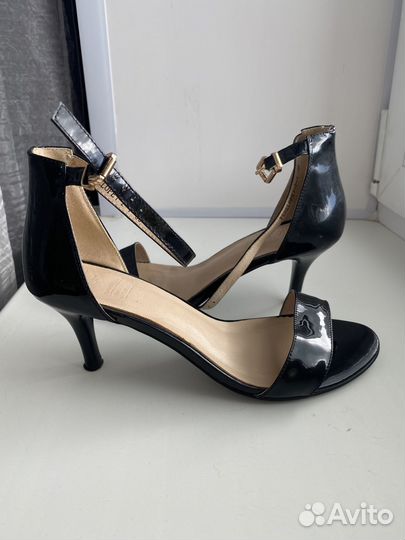 Босоножки черные лаковые