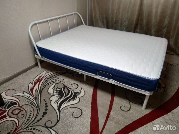Кровать с хорошим матрасом 160х200 (почти новые)