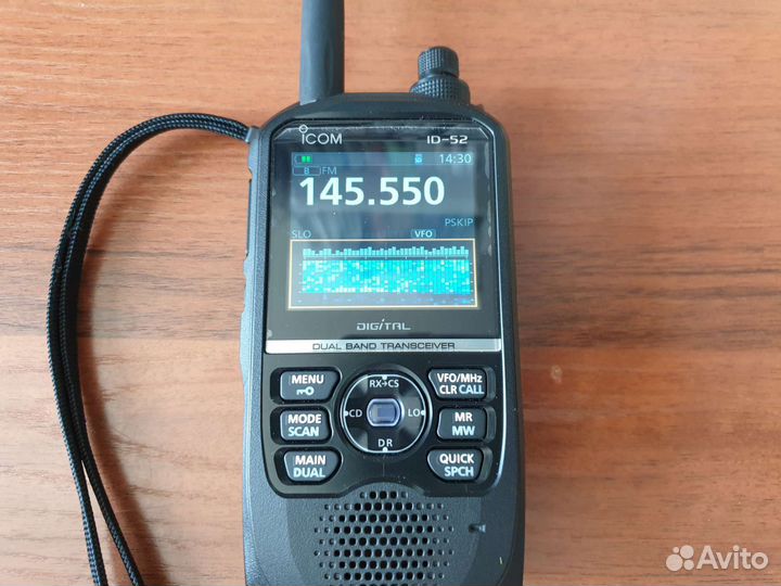 Icom id-52e