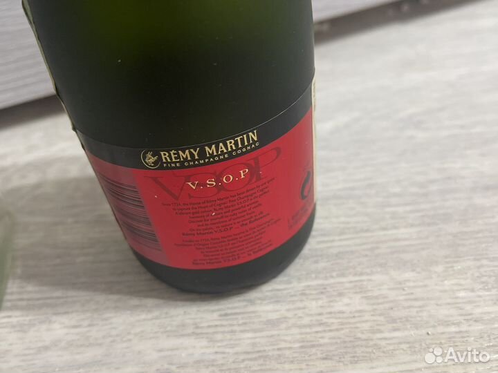 Пустая бутылка red label 0.7 и Remy Martin 350мл