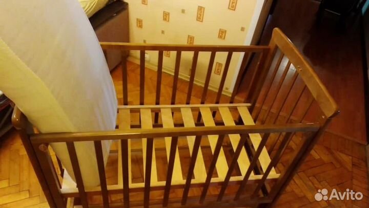 Детская кроватка с маятником