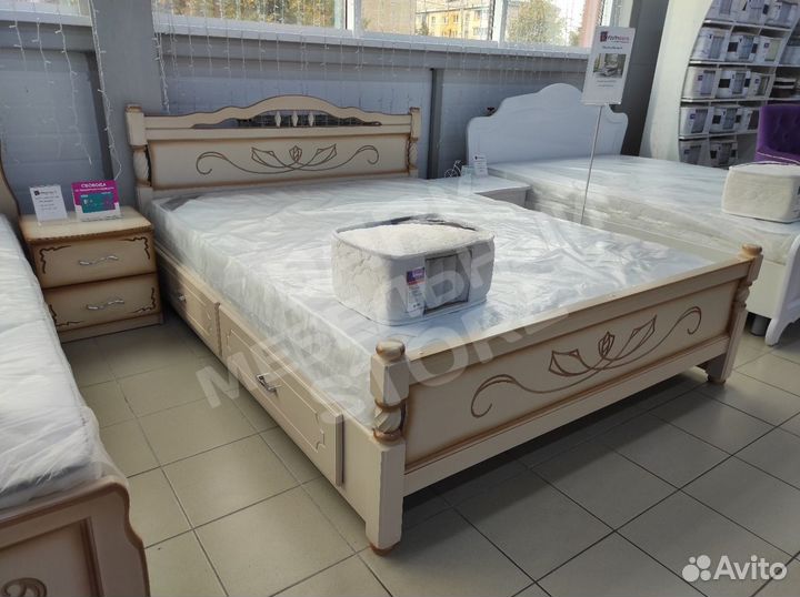 Кровать массив