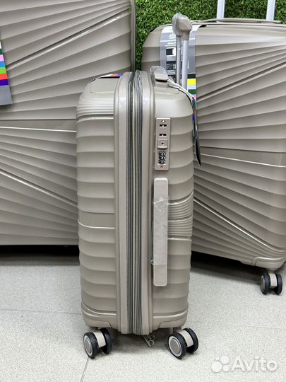 Чемоданы на колесах из полипропилена