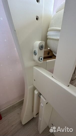 Детская кроватка с маятником