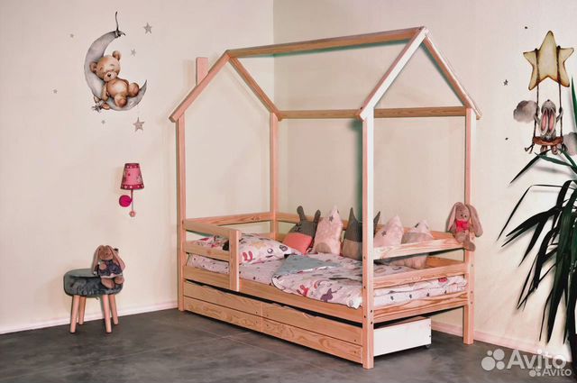 Кровать домик. Массив сосны. Цвета на выбор