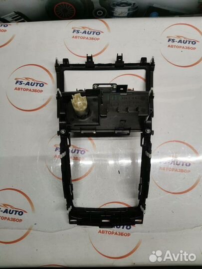 Консоль магнитофона передний Mazda 6 GH 2.0 LF