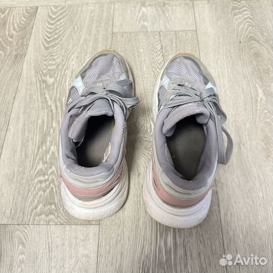 Кроссовки женские