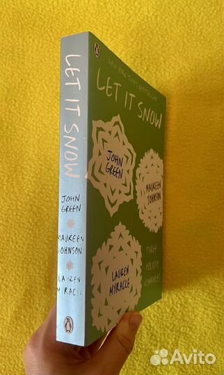 Книга на английском Let it snow (Пусть идет снег)