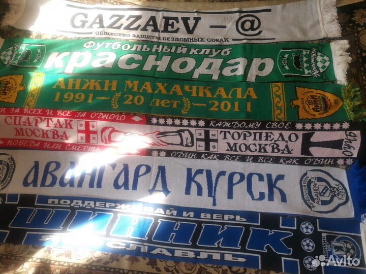 Коллекция футбольных шарфов