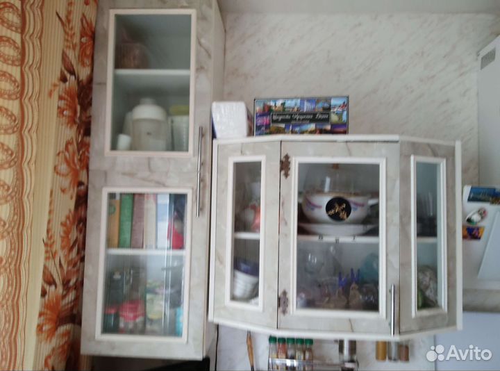 Два подвесных шкафа для кухни, за2 кг окорочков