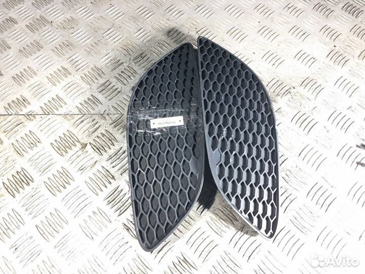 Решетка в бампер нижняя Opel Zafira 2 (B) рест