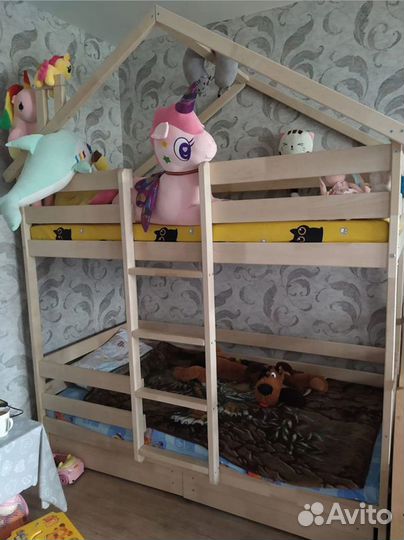 Двухъярусная кровать домик