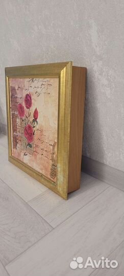 Аптечка настенная из дерева