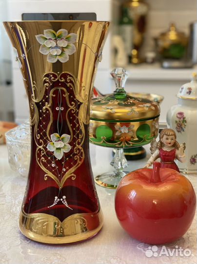 Ваза рубин 32 см Богемия. Яблоко красное фарфор